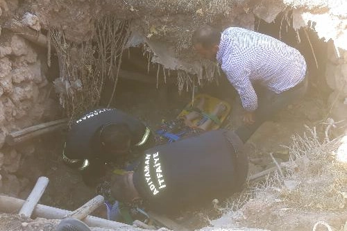 Adıyaman’da göçük altında kalan yaşlı kadın itfaiye ekiplerince kurtarıldı