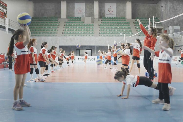 Afet bölgesindeki çocuklara voleybollu moral