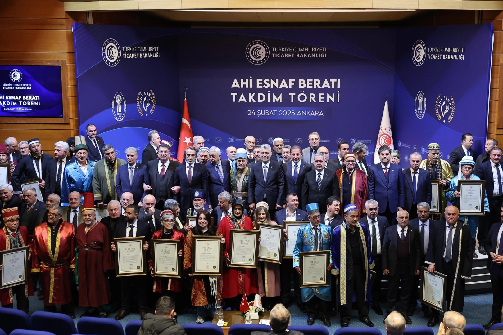 Ahi esnaflara beratlar Bakan Bolat'tan