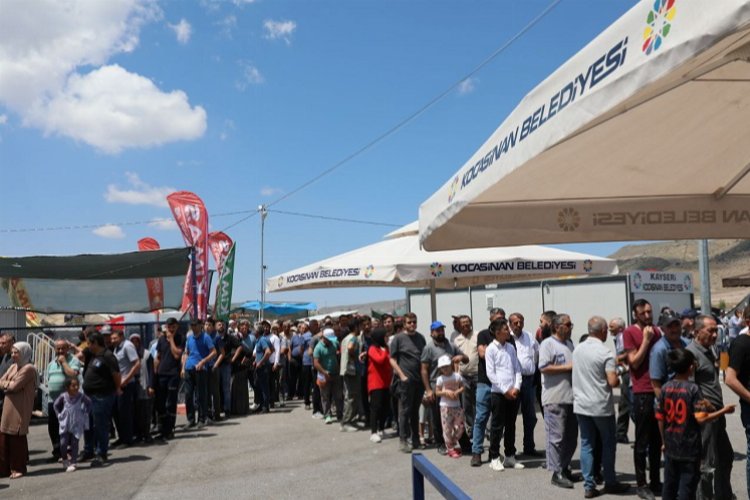 Ahmet Çolakbayrakdar Erkilet'te vatandaşlarla bayramlaştı