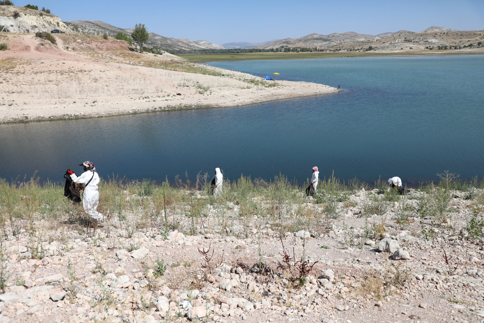 Altınapa Baraj Gölü çevresinde temizlik çalışması yaptı