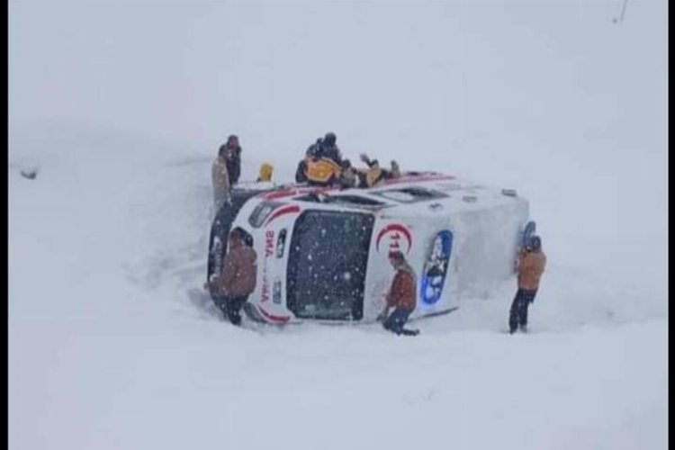 Ambulans devrildi 3 sağlıkçı yaralandı