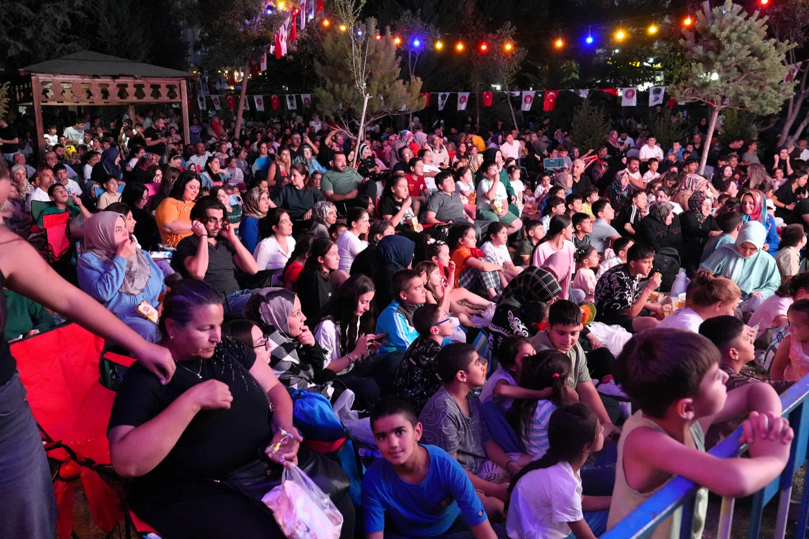 Ankara Keçiören’de açık hava sinemalarına yoğun ilgi