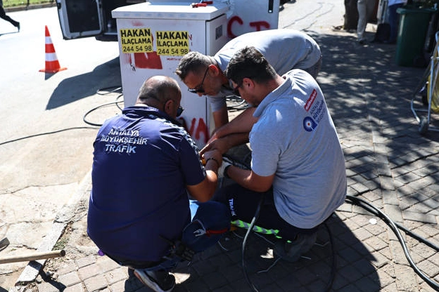 Antalya Büyükşehir sinyalizasyon alt yapısını yeniliyor