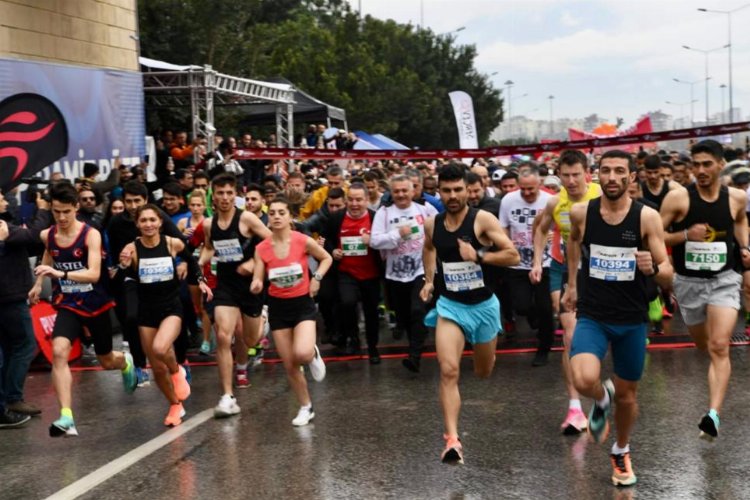 Antalya'daki koşuları yağmur durduramadı