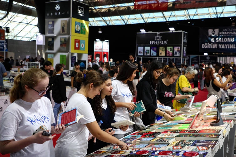 Antalyalılar kitapların büyülü dünyasında buluşuyor