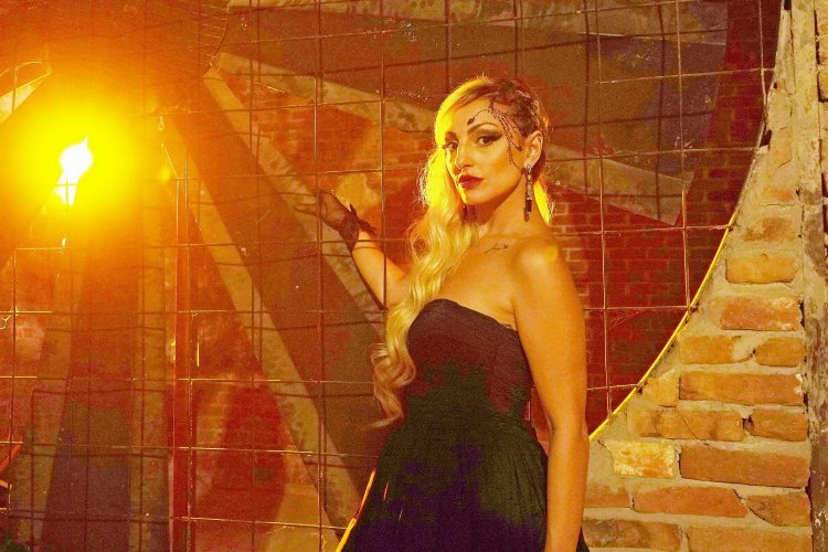 Avustralya'da avukat Aylin Austürk 'Çocukluk Aşkı' ile dikkatleri çekti