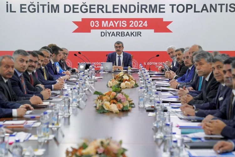 Bakan Tekin Diyarbakır'da eğitimi değerlendirdi