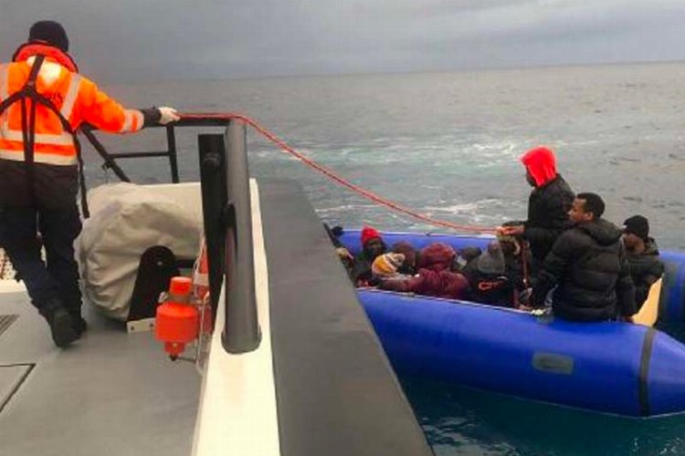 Balıkesir Ayvalık'ta 17 düzensiz göçmen kurtarıldı