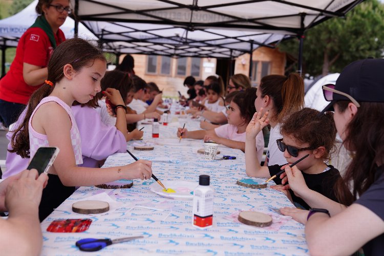 Beylikdüzü'nde minik izcilerden depremzede çocuklara hediyeler