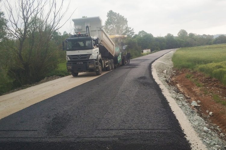 Bilecik'te Büyükelmalı yoluna sıcak asfalt