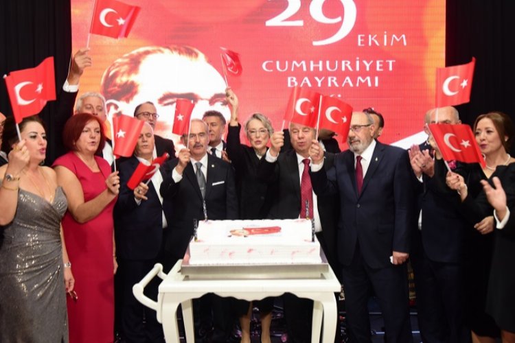 BUMİAD'ın 'Cumhuriyet ve Eğitim Ödülleri' sahiplerini buldu