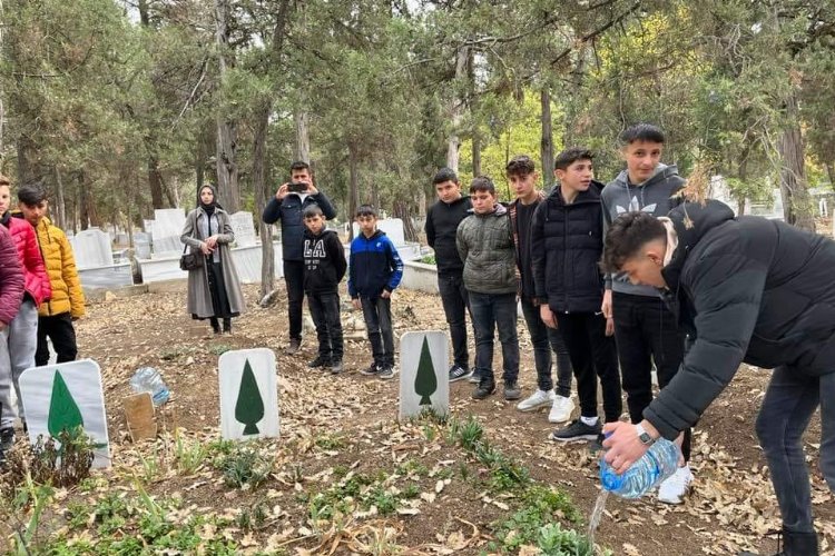 Bursa'da dağ yöresinin sevilen öğretmeni unutulmadı