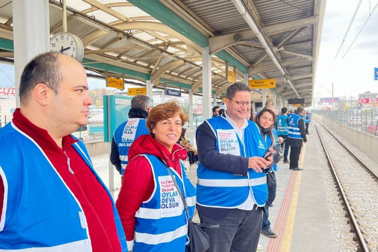 Bursa'da 'mavi yelekliler'den metroda saha çalışmasında