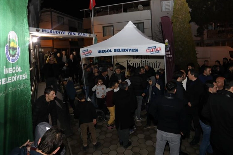 Bursa İnegöl'de farklı camilerde kandil ikramı yapıldı