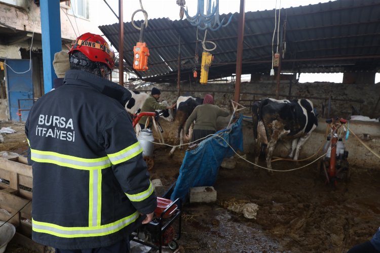 Bursa İtfaiyesi, Hatay'da besicilere jeneratörüyle destek oldu