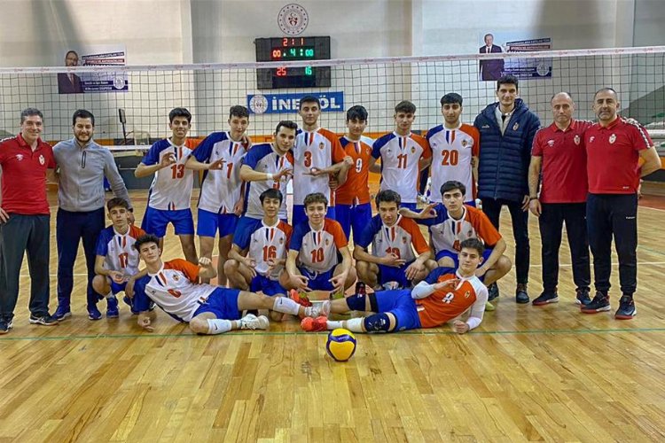 Bursa İnegöl'ün "Yıldız Voleybol Takımı" adının Türkiye finallerine yazdırdı