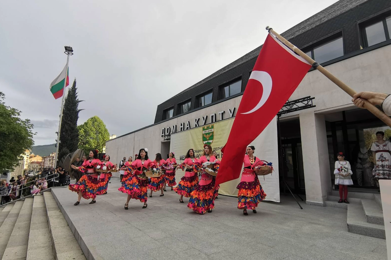 Bursa Nilüfer Halk Dansları Bulgaristan’da alkışları topladı