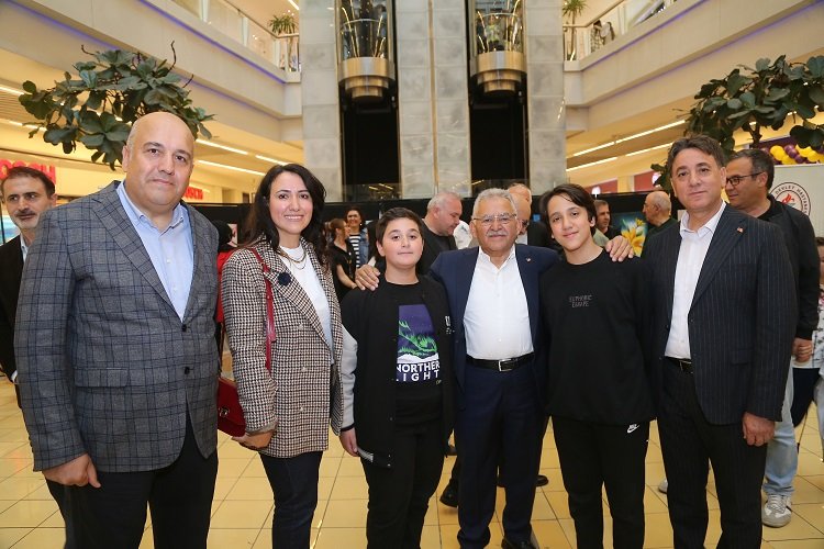 Büyükkılıç, 'Sağlık Hayattır, Sanat Hayattır Yağlı Boya Resim Sergisi’nin açılışına katıldı