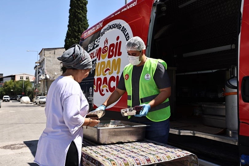 Büyükşehir’in mobil ikram araçları vatandaşın yanında