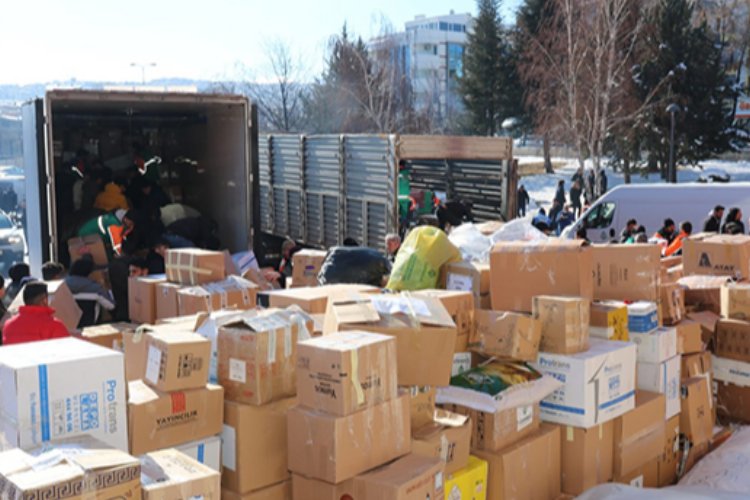 Çankaya'dan 70 araçlık yardım malzemesi
