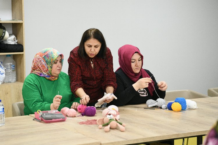 Çayırova'da 'Bilgi Evleri' meslek edindiriyor