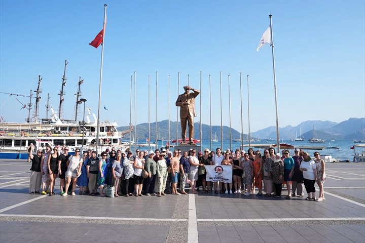 Denizli'de yüzme öğrenen kadınlar Marmaris’te denizle buluştu