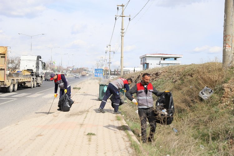 Deprem bölgesinde temizlik çalışmaları sürüyor