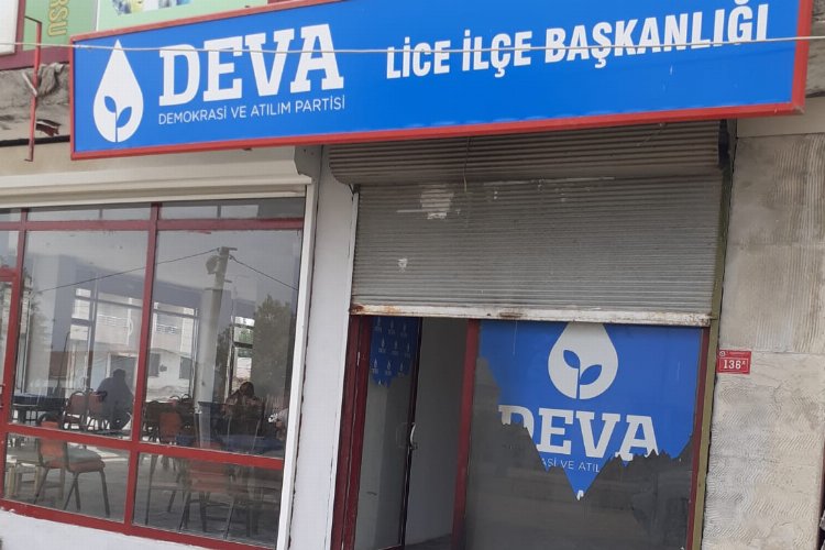 Diyarbakır Lice'de DEVA'ya molotoflu saldırı!