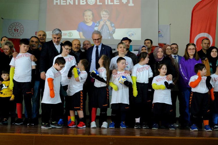 Down Sendromlu çocuklar "Hentbol ile +1"de sporla buluştu