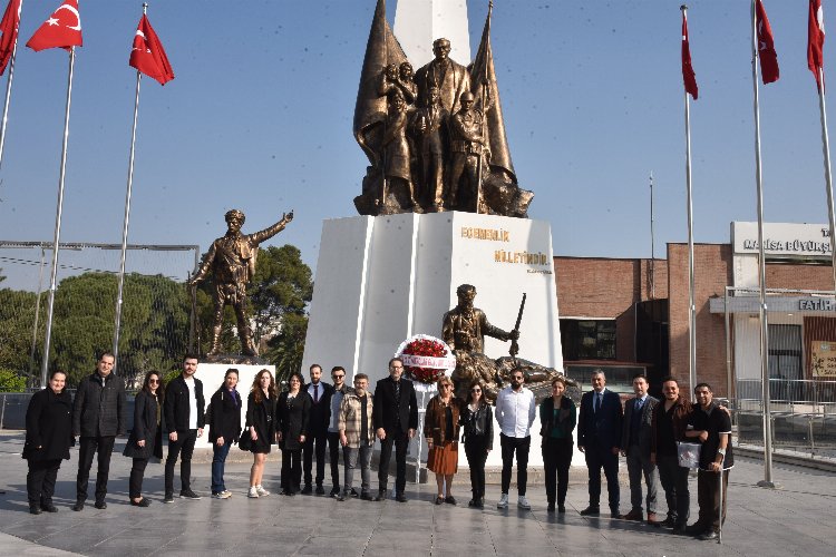 Dünya Tiyatro Günü için Manisa'dan çelenk