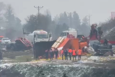 Düzce'de kar küreme aracı tıra çarptı: 2 ölü