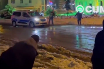 Düzce'de polisler çocuklarla kartopu oynadı!