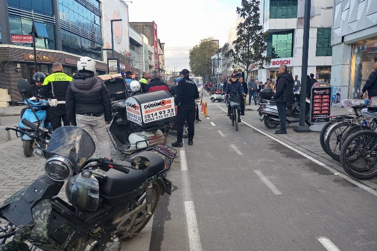 Düzce'de trafiğe kapalı yolda motosiklet denetimi