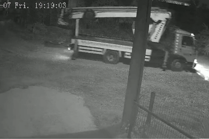 Düzce'de mobil vinç telefon direğini kırıp olay yerinden uzaklaştı