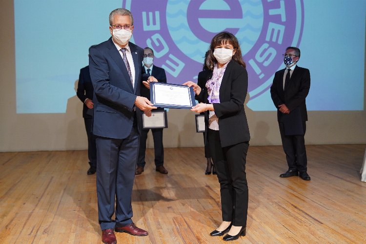 EÜ'lü Prof. Dr. Arzum Erdem'den uluslararası başarı 