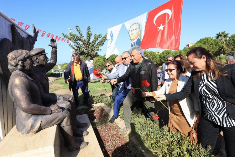Ecevit 16. yılında İzmir Güzelbahçe'de büstü başında anıldı