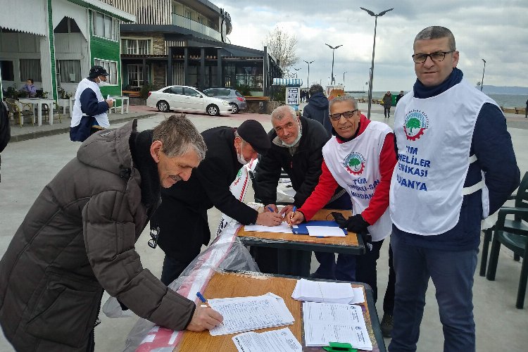 Emekliler zamlara karşı Mudanya'da imza topladı