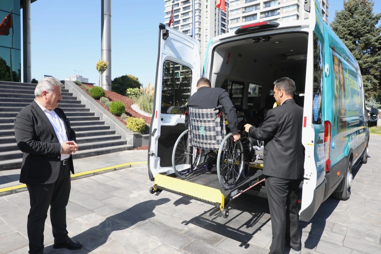 Engelsiz belediyeden 'Engelsiz Melikgazi' minibüsü