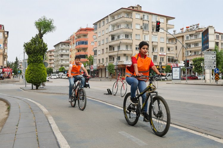 Gaziantep'te 'trafik güvenliğine' 6 bin reflektif yelek