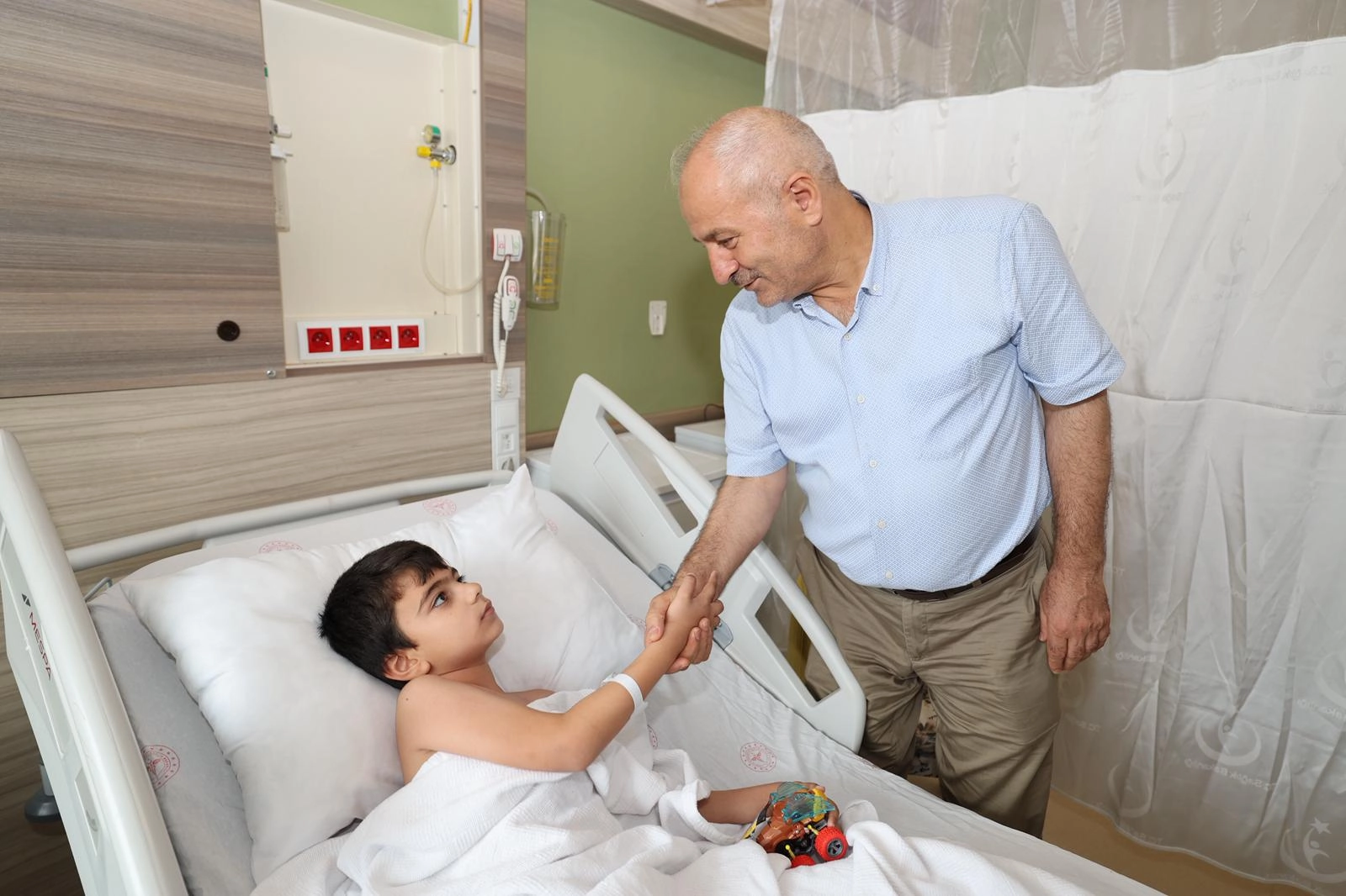 Gebze'de sünnet olan miniklere moral ziyareti