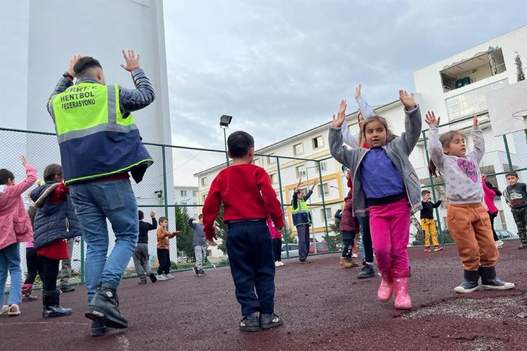 Hentbol Gönüllü Timi'nden Adıyamanlı çocuklara moral