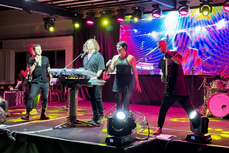 İskender Paydaş'dan muhteşem gece