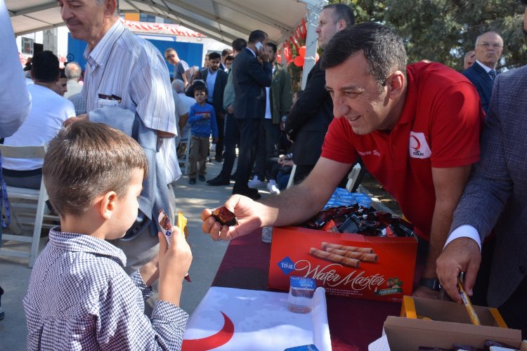 İzmir Buca'da Kızılay'dan şehit öğretmenler için ikram