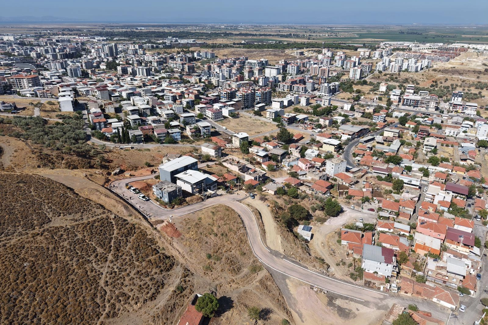 İzmir Çiğli’de yol ve park çalışmaları hız kesmeden sürüyor