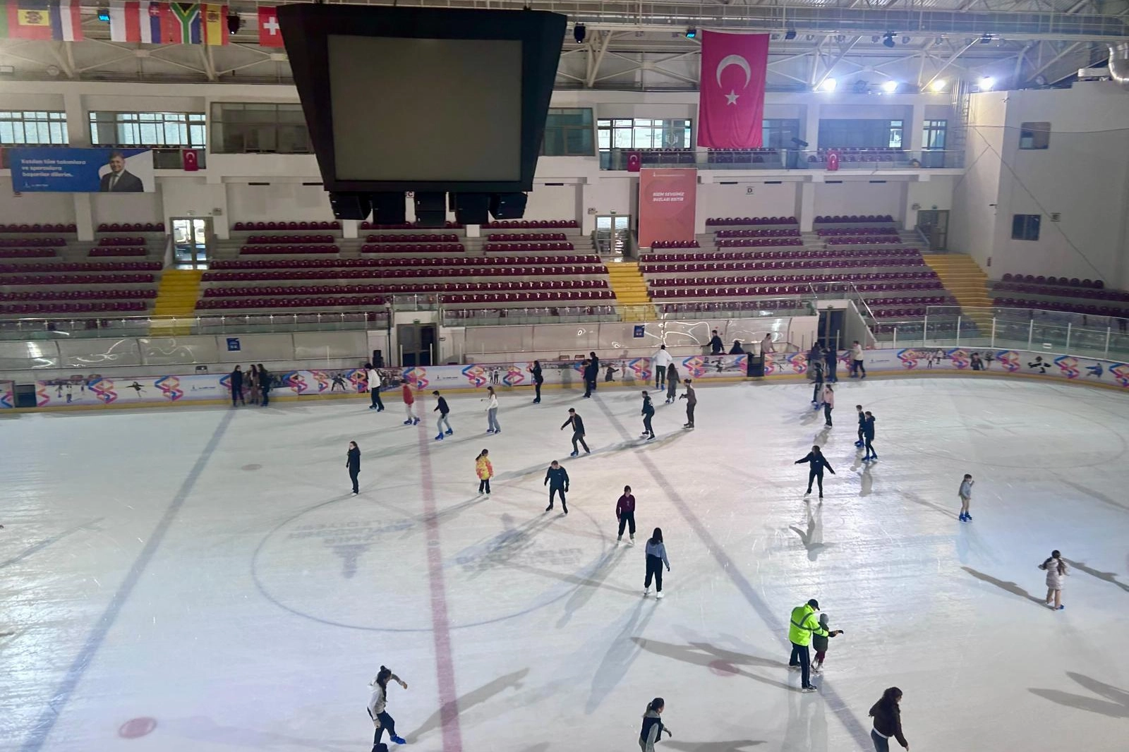 İzmir'de kadınlar buz pistinde buluştu