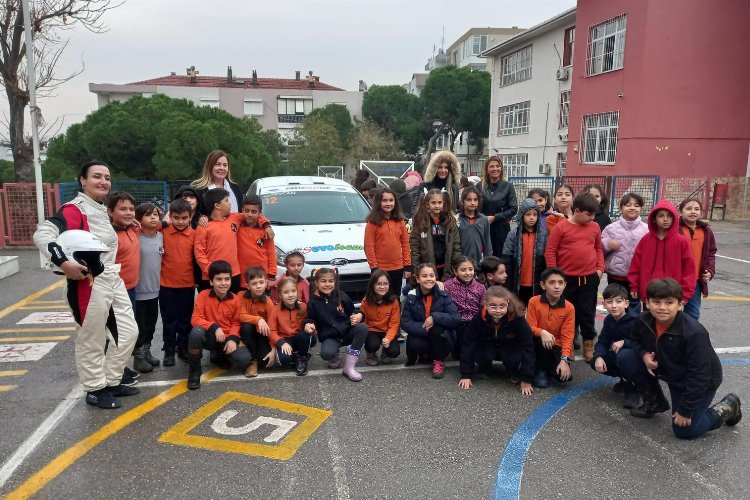 İzmir'de rallicilerden öğrencilere trafik eğitimi