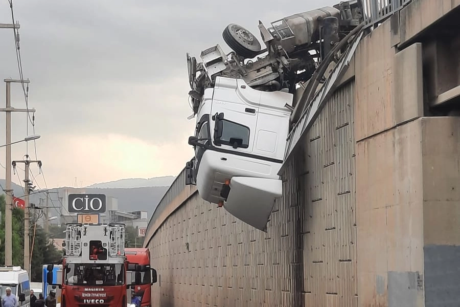 İzmir'de viyadükte asılı kalan tır şoförü kurtarıldı