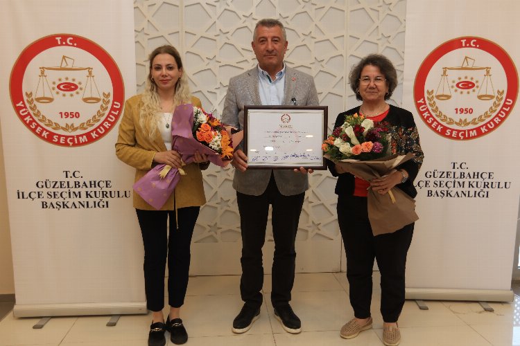 İzmir Güzelbahçe'de mazbata krizi tatlıya bağlandı