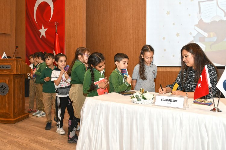 İzmir Karabağlar'da çocuklar, Yıldız Kenter’de yazarlarla buluşuyor